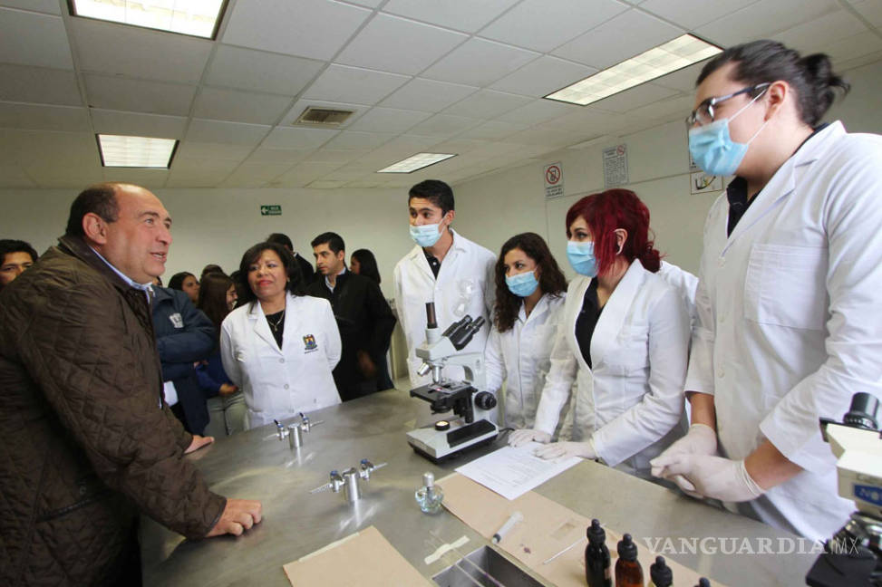 $!Inaugura gobernador laboratorios en Odontología de Torreón