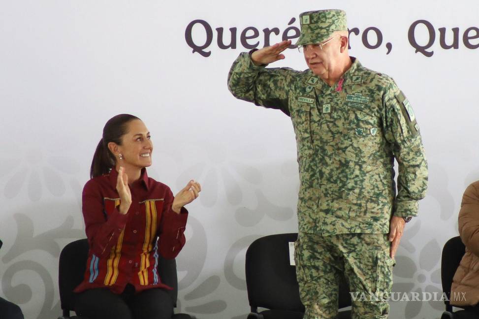 $!Ricardo Trevilla Trejo, secretario de la Defensa, saluda a la Presidenta de México, Claudia Sheinbaum.