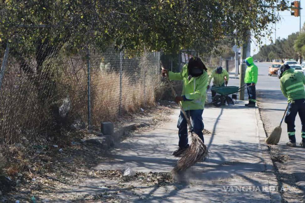 $!Las brigadas municipales continúan con la recuperación de áreas verdes y espacios públicos en distintos puntos de Saltillo, fortaleciendo la seguridad, la salud y la convivencia entre la comunidad.