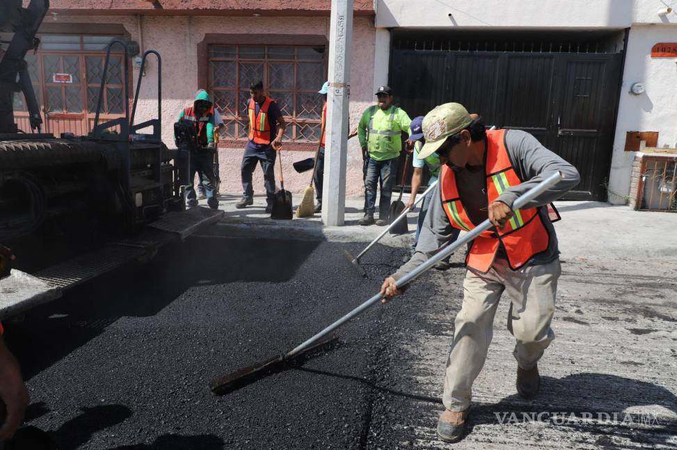 $!Obras en progreso durante el tercer maratón de obras en Saltillo, que incluye la rehabilitación de diversas calles y avenidas.