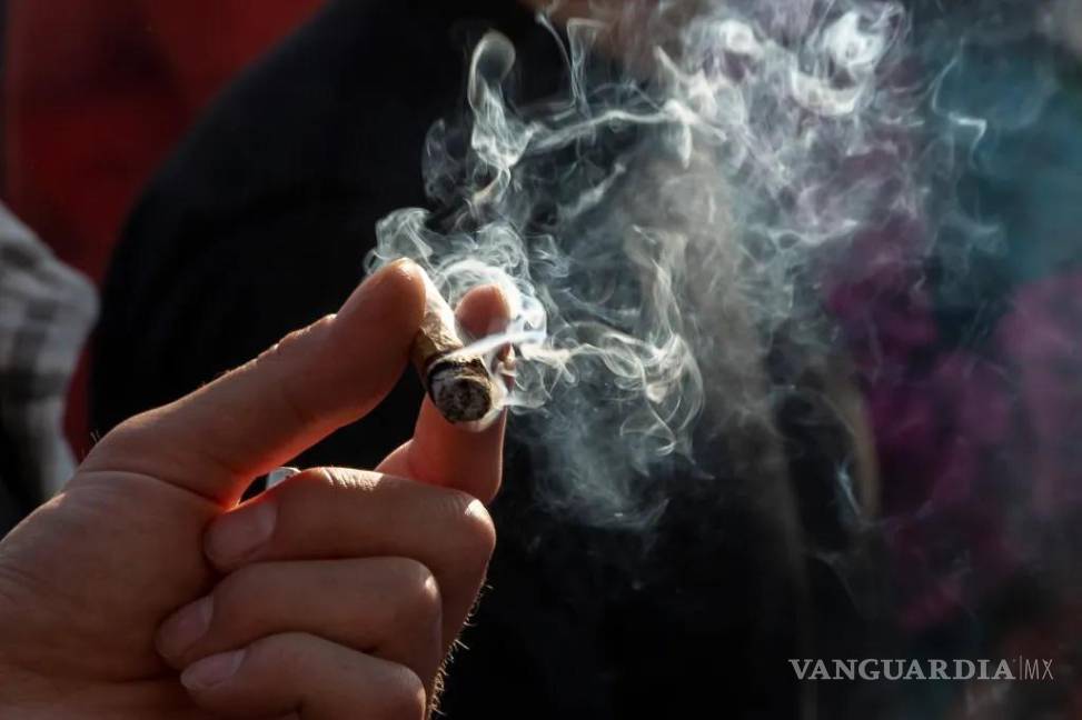 $!Vista de una persona que fuma un cigarrillo de cannabis en Estados Unidos.