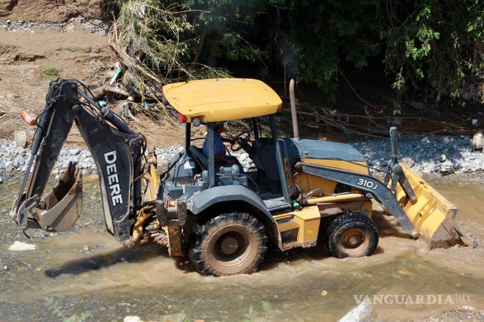 $!Cuadrillas trabajan para el desazolve con maquinaria pesada.