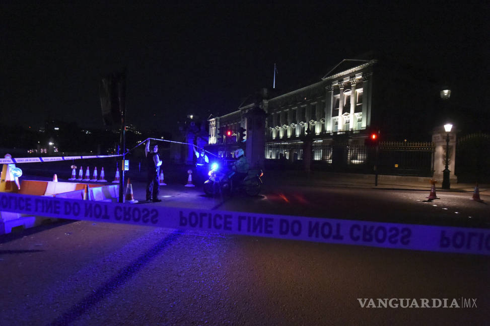 $!Arrestan a un hombre que empuñaban espada frente al palacio de Buckingham