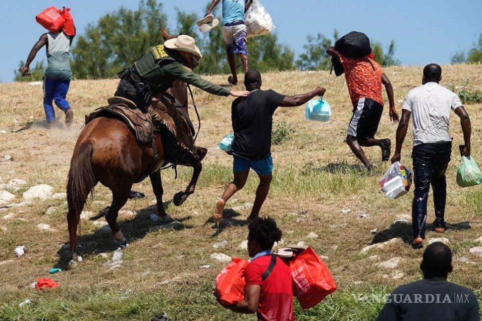 $!Migrantes haitianos son ‘acarreados’ por agentes fronterizos en Texas; abrirán investigación