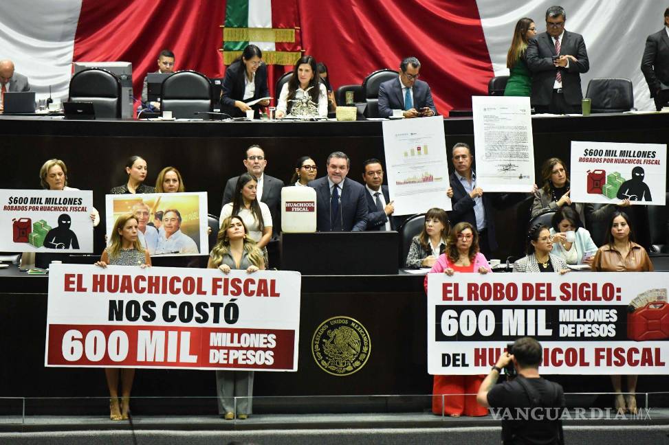 $!Federico Döring, diputado del PAN y compañeros de bancada, muestran un bidón de gasolina con la frase Huachicol Fiscal con referencia al la presunta red de tráfico de huachicol destapada por el gobierno federal.