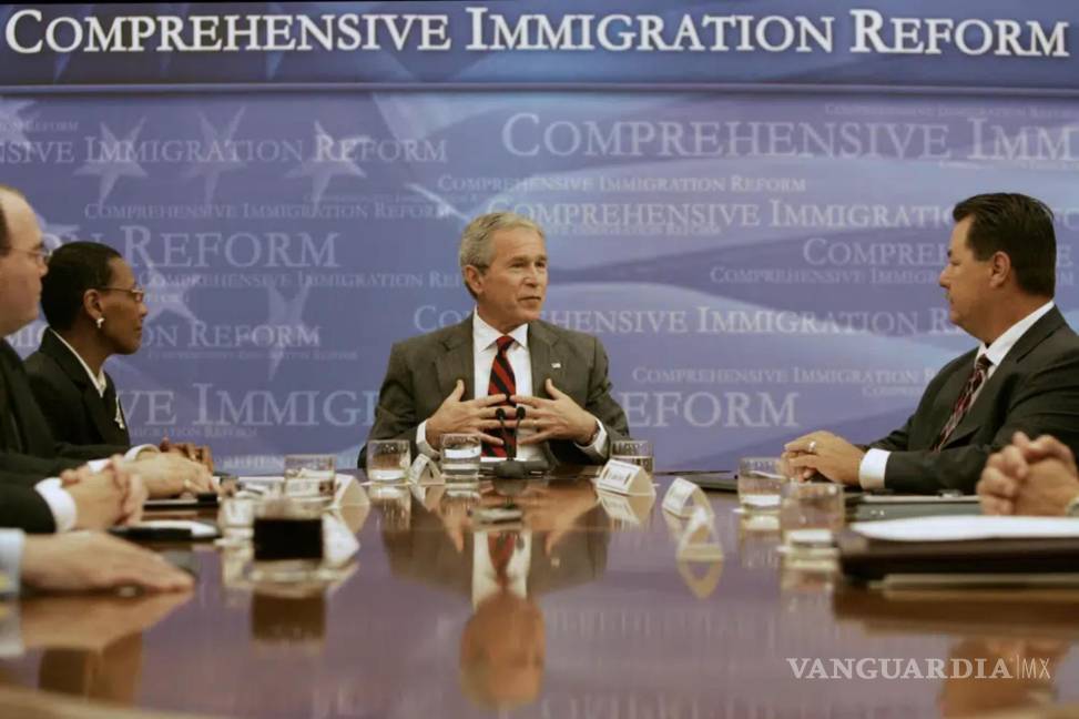 $!El expresidente George W. Bush (c) habla con los periodistas sobre la verificación del estatus migratorio de un empleado en Washington, el 16 de mayo de 2007