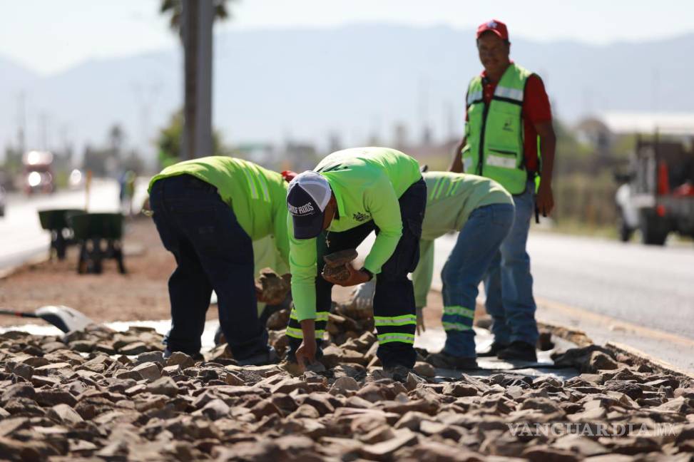 $!Cuadrillas del Municipio embellecen el camellón de la entrada poniente a la ciudad.