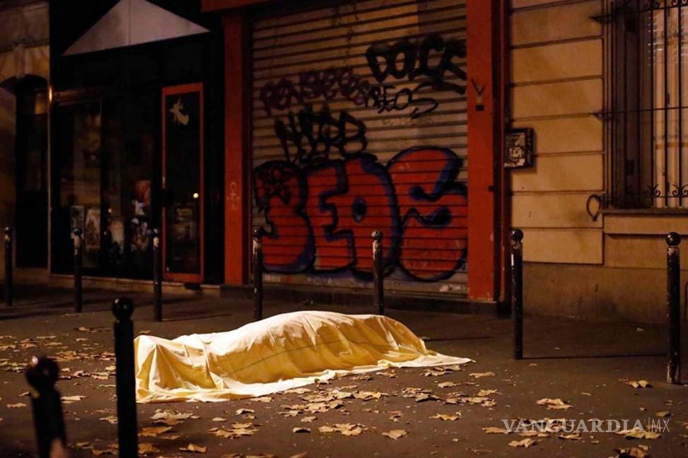 $!Una víctima, cubierta con una manta, yace muerta frente al teatro Bataclan de París, el 13 de noviembre de 2015.