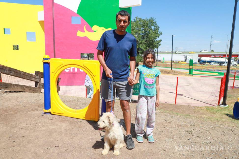 $!Isaac López y su hija Regina acudieron al Parque Perrón acompañados de “Candas”.