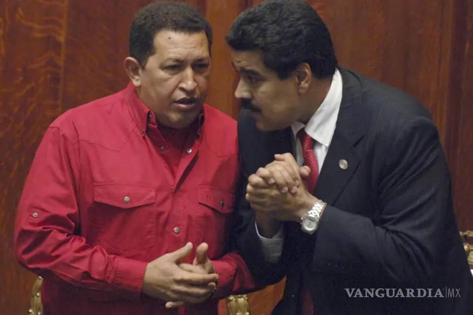 $!El presidente de Venezuela, Hugo Chávez conversa con el entonces ministro de Relaciones Exteriores, Nicolás Maduro, en Montevideo, el 18 de diciembre de 2007.