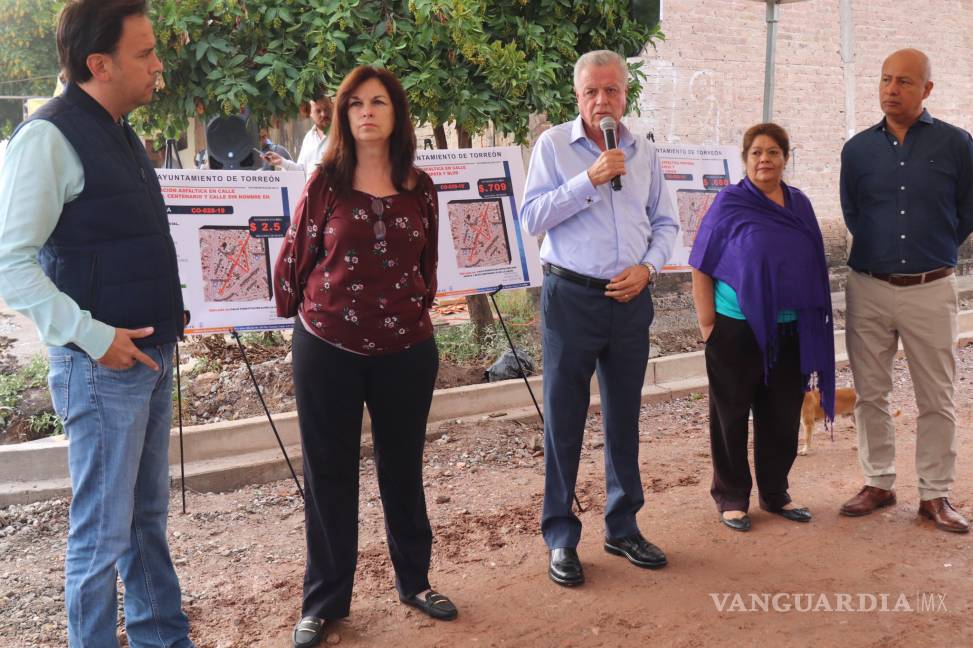 $!Alcalde de Torreón supervisa obras de pavimentación del ejido La Unión