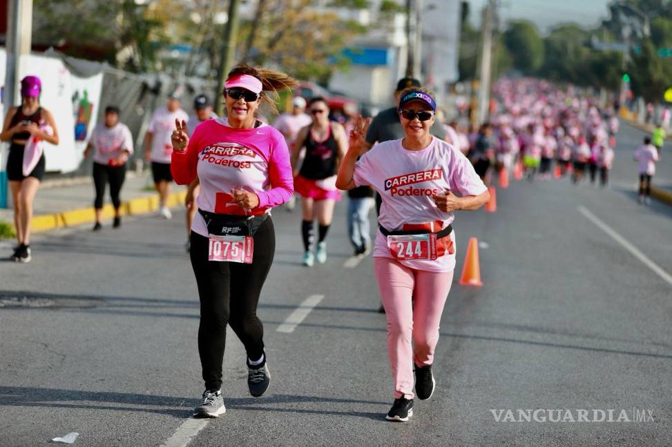 $!Atletas se reunieron para participar en la carrera benéfica contra el cáncer de mama, superando todas las expectativas.