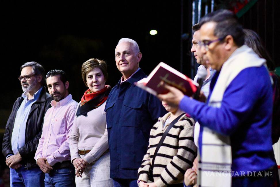$!La familia de Torreón disfrutó de una noche llena de luz y espíritu navideño, con la presencia de Santa Claus en las villas instaladas.