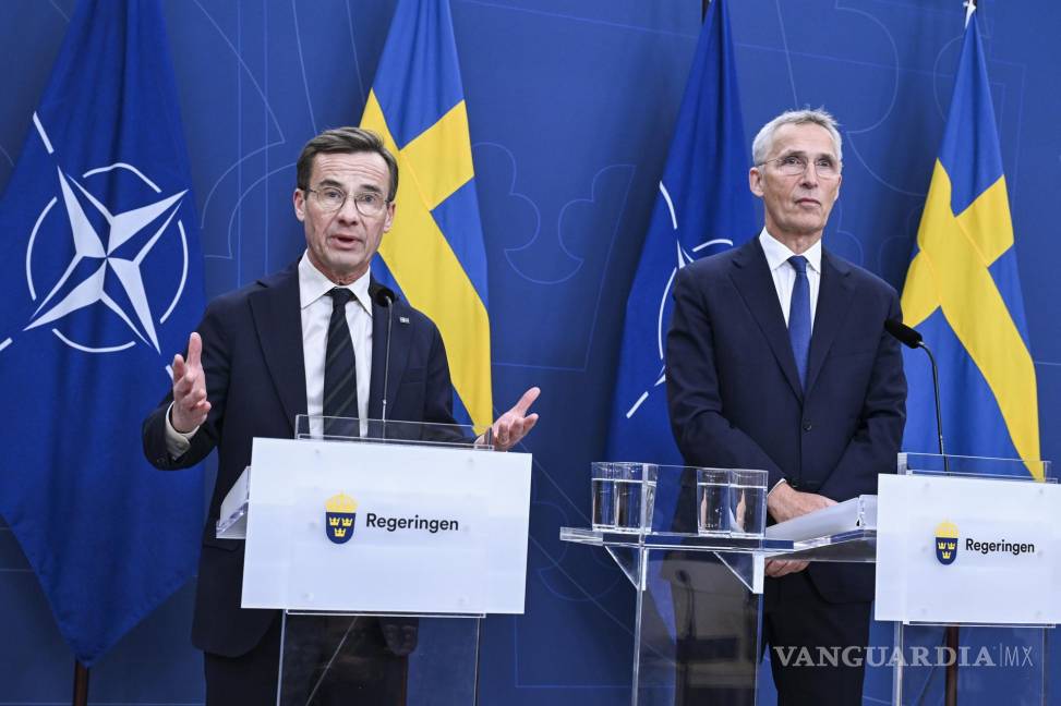 $!El primer ministro sueco, Ulf Kristersson (i), y el secretario general de la OTAN, Jens Stoltenberg, dan una conferencia de prensa en Estocolmo, Suecia.