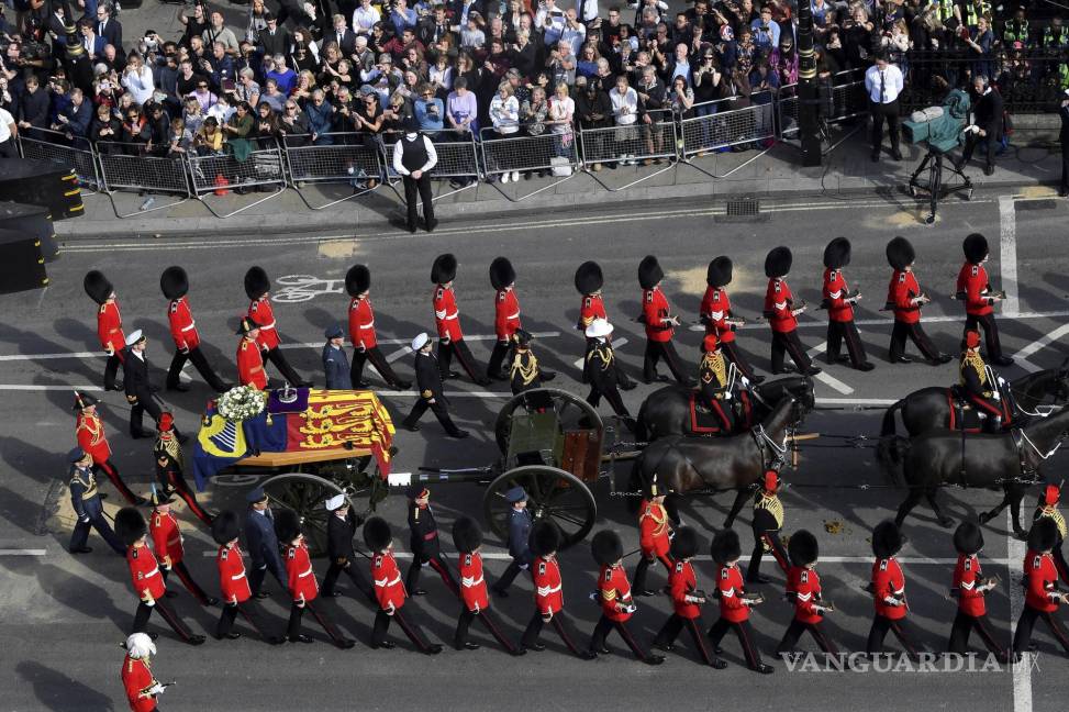 $!Miembros del público observan la procesión del ataúd de la reina Isabel II se traslada desde el Palacio de Buckingham a Westminster Hall en Londres.