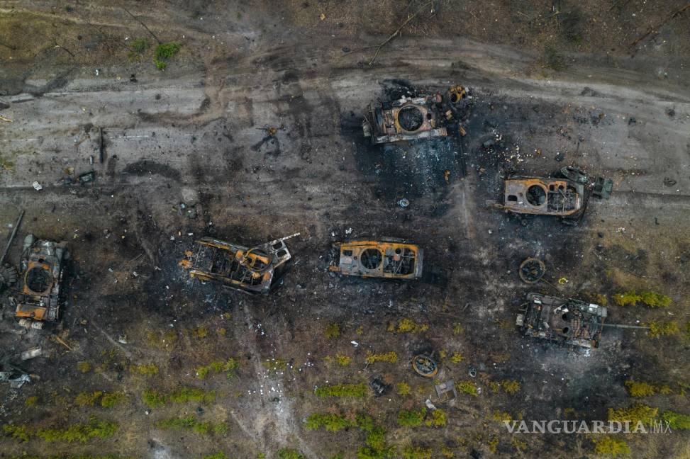$!Vehículos blindados rusos destruidos, abandonados en las afueras de Kiev, Ucrania, el 31 de marzo de 2022.