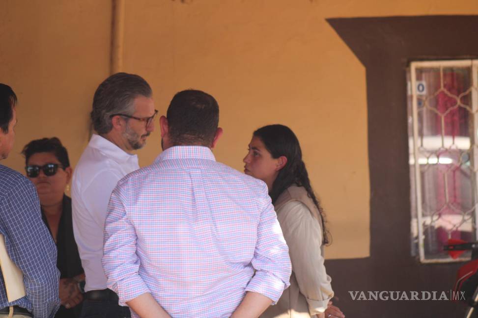 $!El secretario de Educación, Emanuel Garza, ofreció su apoyo a la familia del niño fallecido.