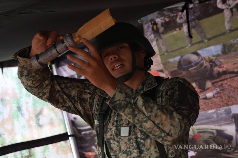 $!Cadetes del Heróico Colegio Militar muestra un explosivo creado de manera artesan. Los cárteles más poderosos están en una violenta carrera armamentista.