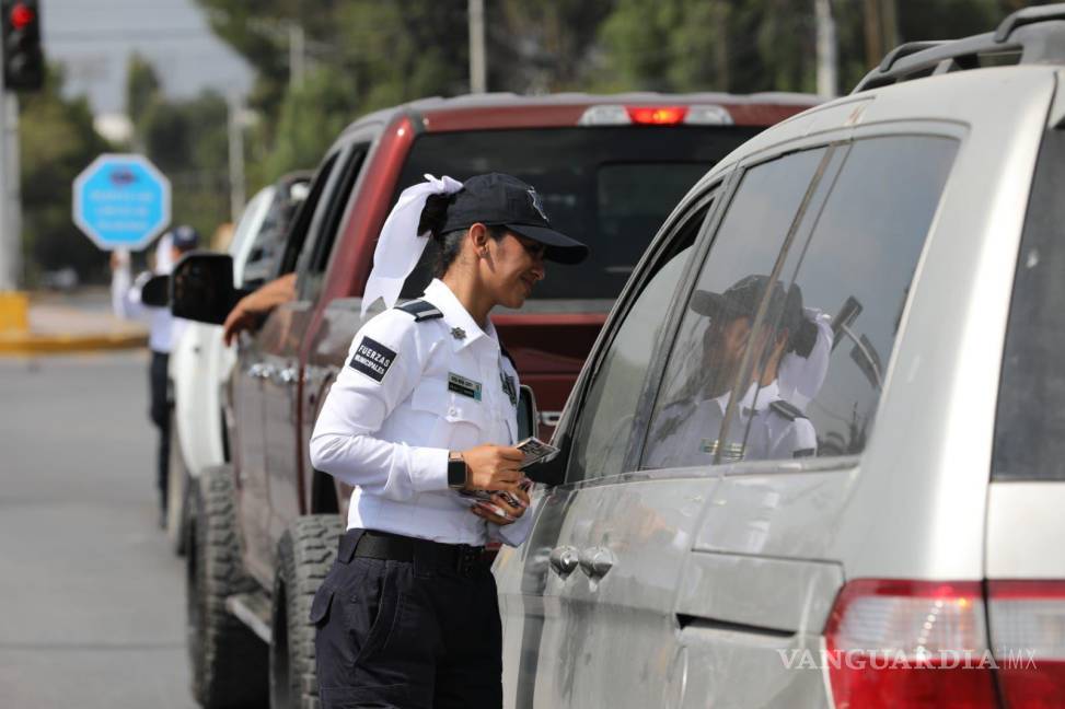 $!Elementos de seguridad vial entregan recomendaciones a los automovilistas en Saltillo para proteger a los niños durante los viajes en auto.