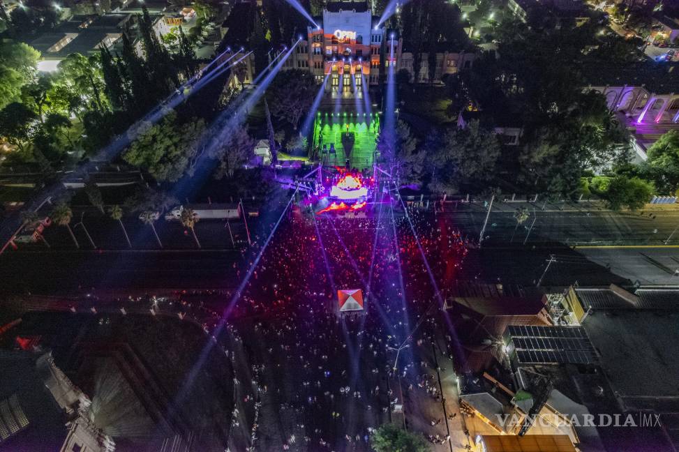 $!Miles de jóvenes asistieron al espectáculo “Ssaltillo electrónico”, el pasado sábado en el cruce del bulevar V. Carranza y avenida Universidad.