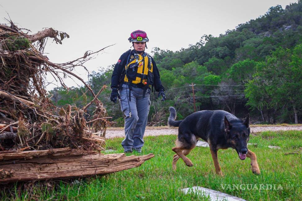 Elementos de Protección Civil de Nuevo León buscan a víctimas de inundaciones en Texas