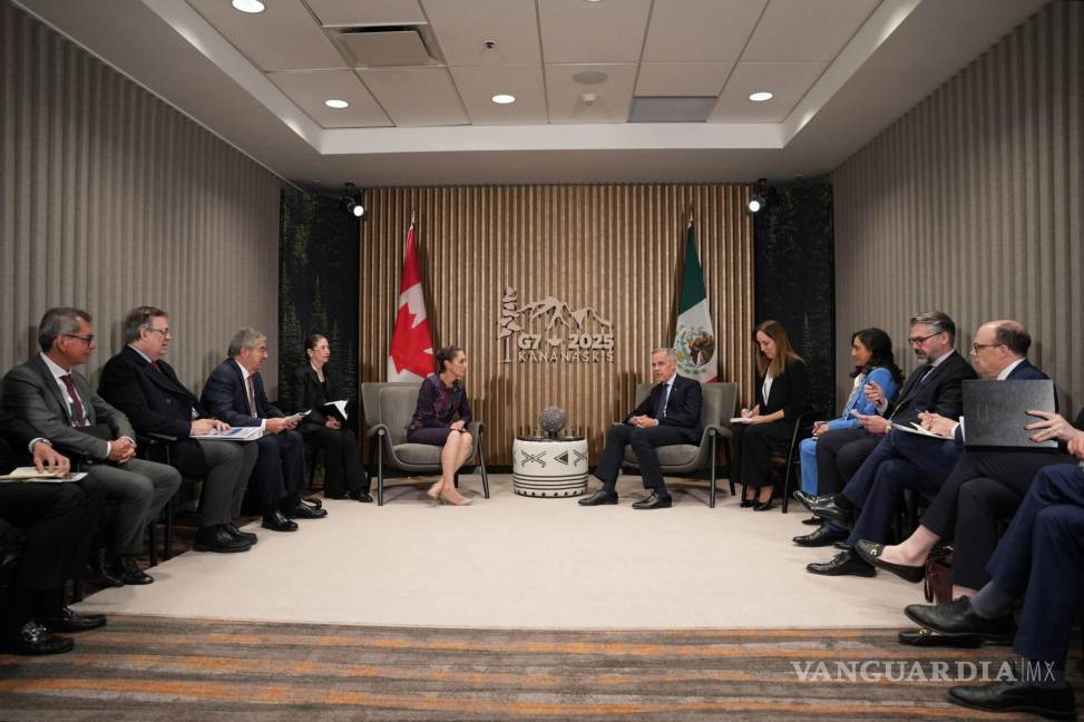 $!Claudia Sheinbaum Pardo, presidenta de México, agradeció a Mark Carney, primer ministro de Canadá, al concluir su participación en la Cumbre del G7.