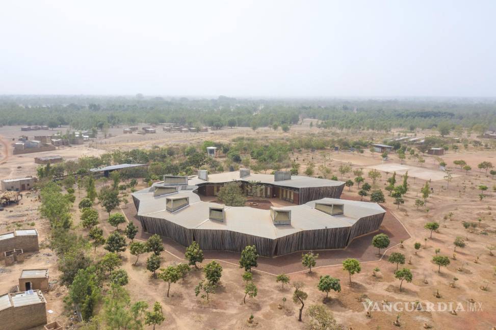 $!En esta imagen difundida por el Premio Pritzker, el Lycée Schorge en Burkina Faso, creado por el arquitecto Diébédo Francis Kéré.AP/Francis Kéré