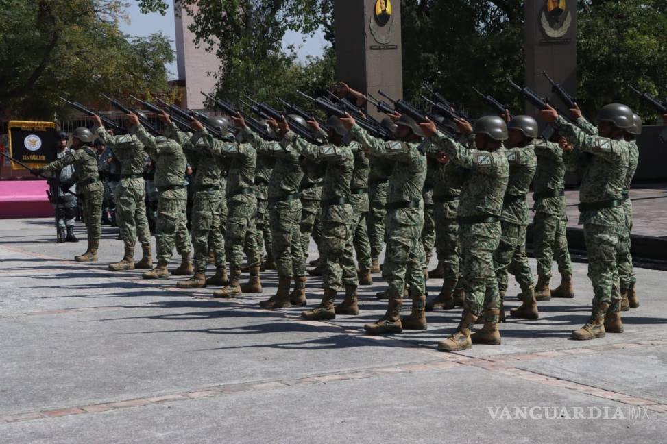 $!Salva de fusilería durante el acto conmemorativo, un tributo militar tradicional en honor a los cadetes del Colegio Militar.