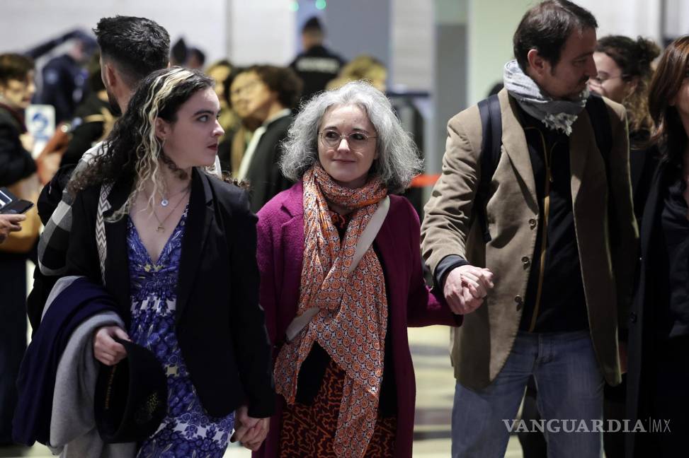 $!La hermana de Samuel Paty, Gaelle Paty (c), llega al tribunal donde ocho personas enfrentan juicio por su participación en la decapitación del profesor Samuel Paty.