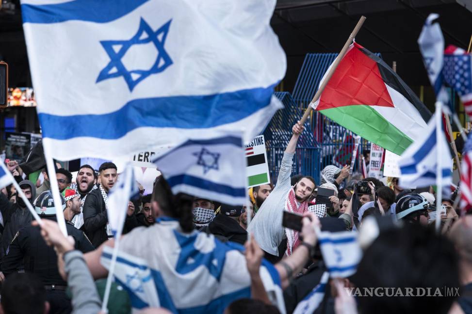 $!Una manifestación en apoyo de Palestina se enfrentan a una manifestación al otro lado de la calle en apoyo a Israel, cerca de Times Square en Nueva York.