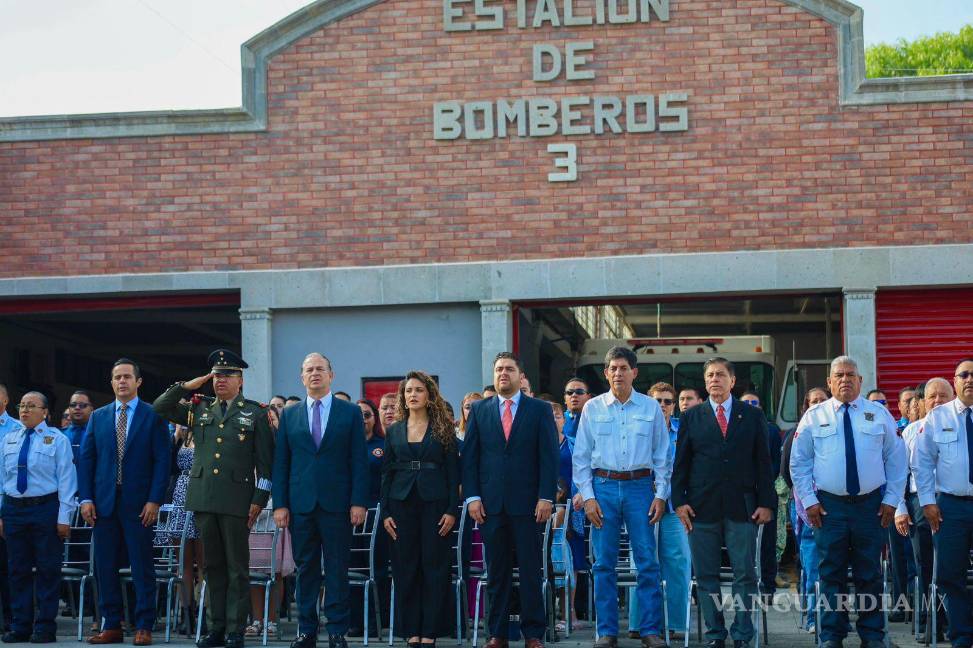 $!La ceremonia incluyó Honores a la Bandera, ofrenda floral, pase de lista y repique de campanas.