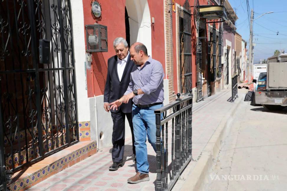 $!El director de Infraestructura y Obra Pública, Virgilio Verduzco Echeverría, acompañó al alcalde durante la reunión con los residentes.