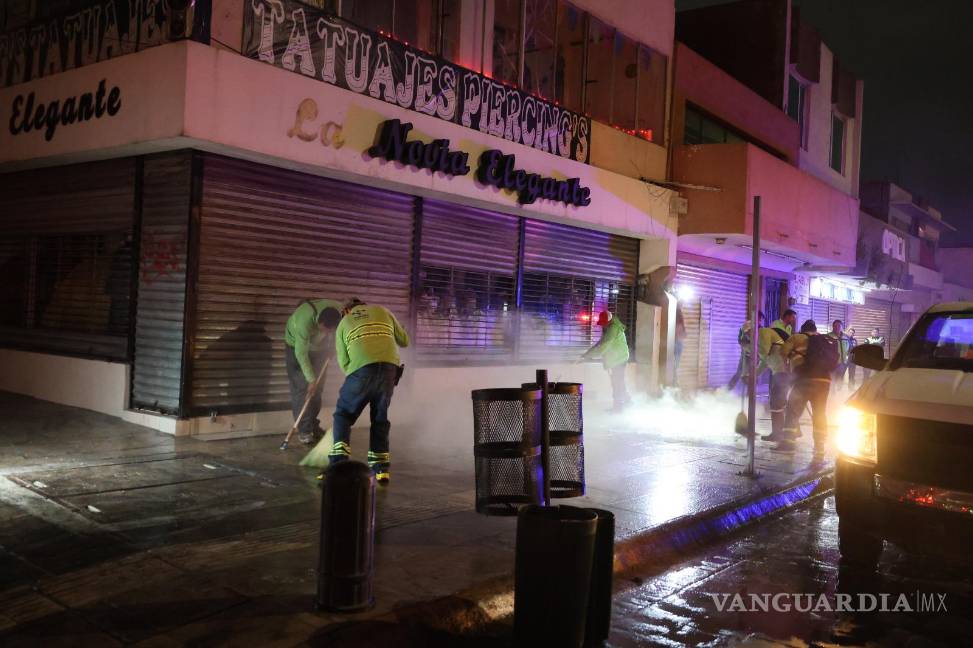 $!Las labores se realizan en horario nocturno, aprovechando el menor flujo peatonal y el cierre de comercios.
