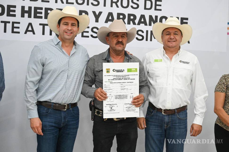 $!Jesús María Montemayor Garza, secretario de Desarrollo Rural de Coahuila (der.), destaca la implementación del Sistema de Movilización de Ganado (Simoga) para agilizar trámites y controlar traslados.