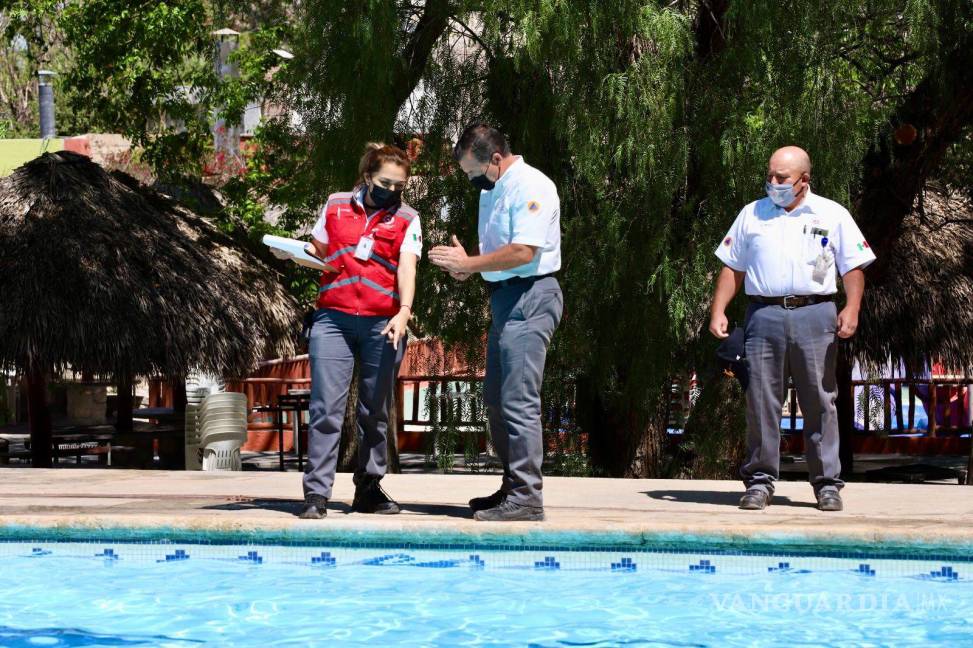 $!El director de Protección Civil y Bomberos de Saltillo, Alberto Antonio Neira Vielma, supervisa personalmente las medidas de seguridad en uno de los balnearios de la ciudad antes de su apertura al público.