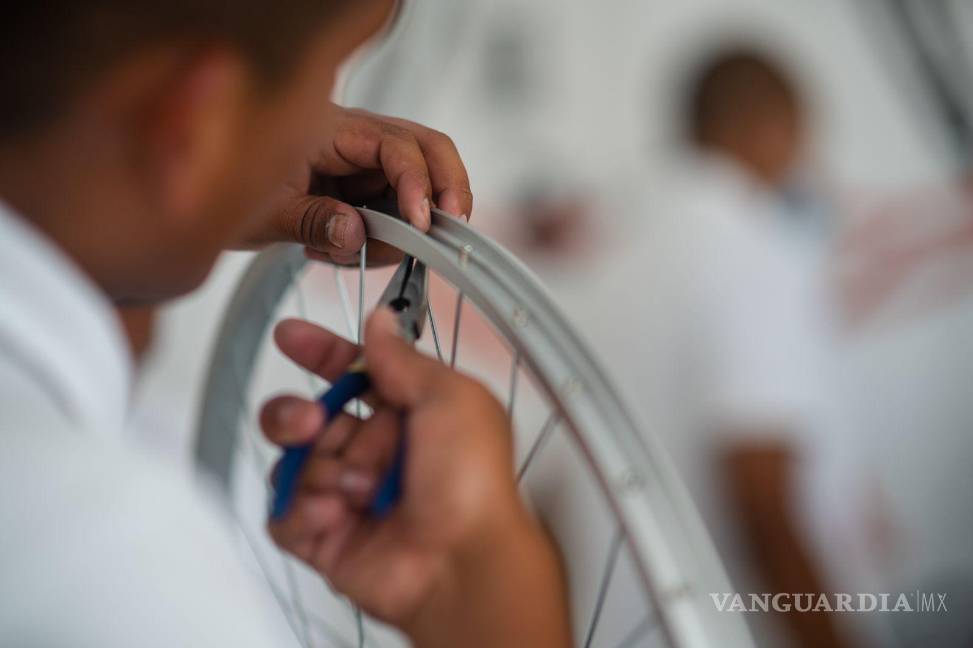 Enseñan mecánica de bicis a adolescentes privados de su libertad