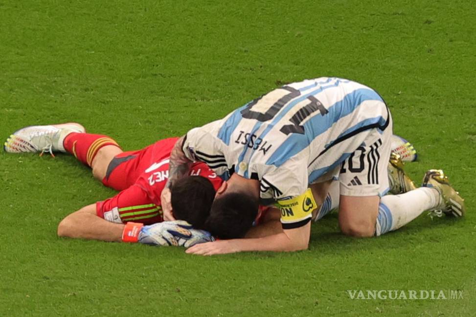$!Messi y Martínez tras finalizar la tanda de penales y clasificar a semifinales.