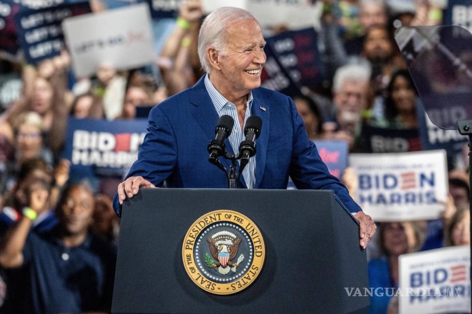 $!El presidente estadounidense Joe Biden reacciona ante la bienvenida de la multitud en un evento de campaña en Raleigh, Carolina del Norte.