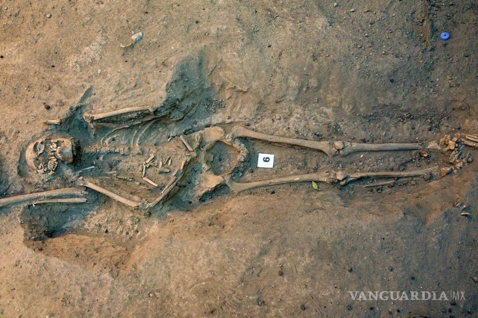 $!López Camacho explica que durante el seguimiento a las obras se realizó un pozo de sondeo de 2 por 2 metros se detectaron los restos óseos humanos a partir de 1.37 metros de profundidad.