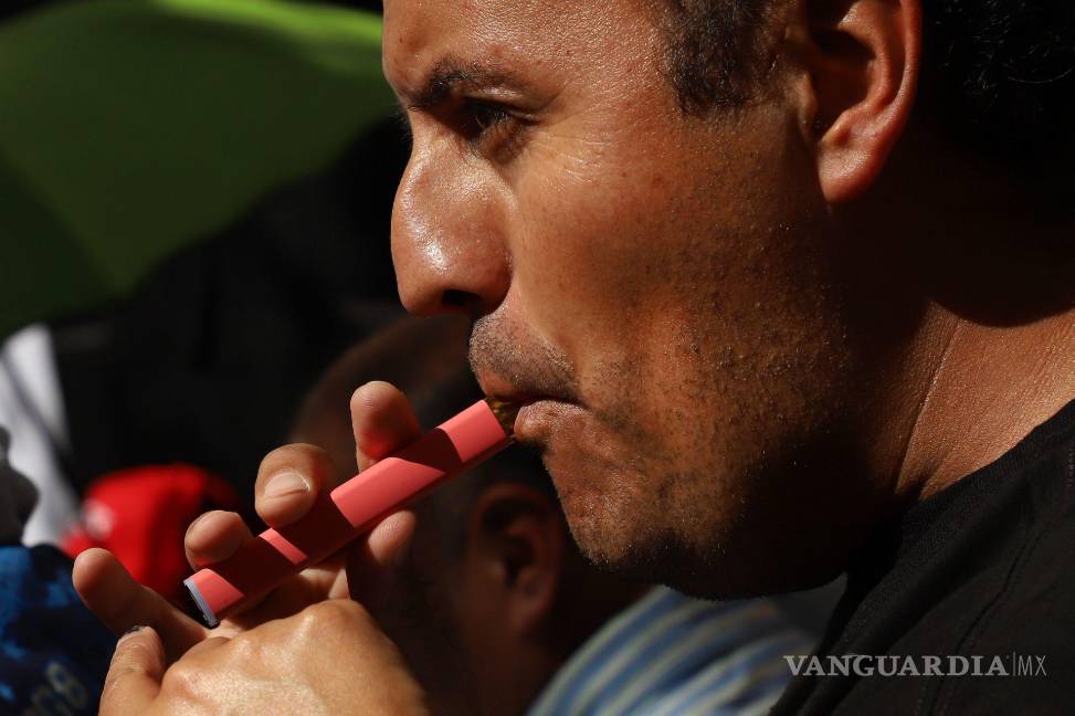 $!Una persona vapea durante una protesta sobre la prohibición de los vapeadores.