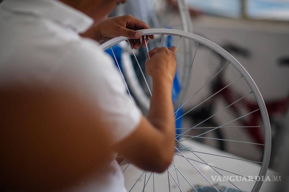 Enseñan mecánica de bicis a adolescentes privados de su libertad