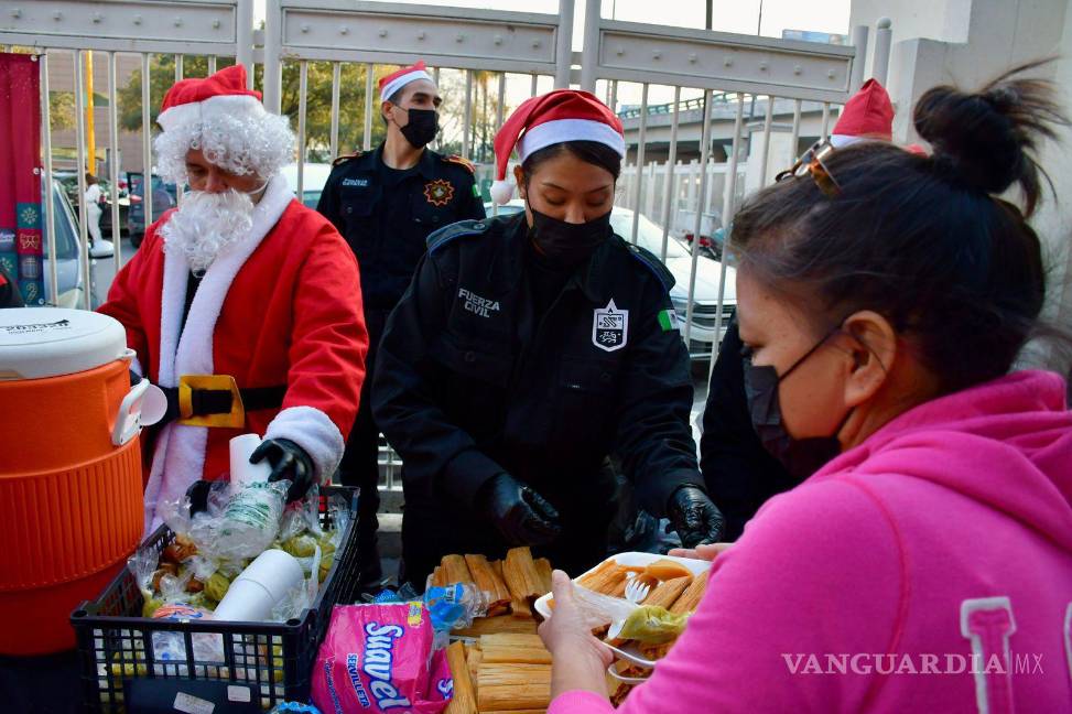 Elementos de Fuerza Civil reparten cena navideña en hospitales de Nuevo León
