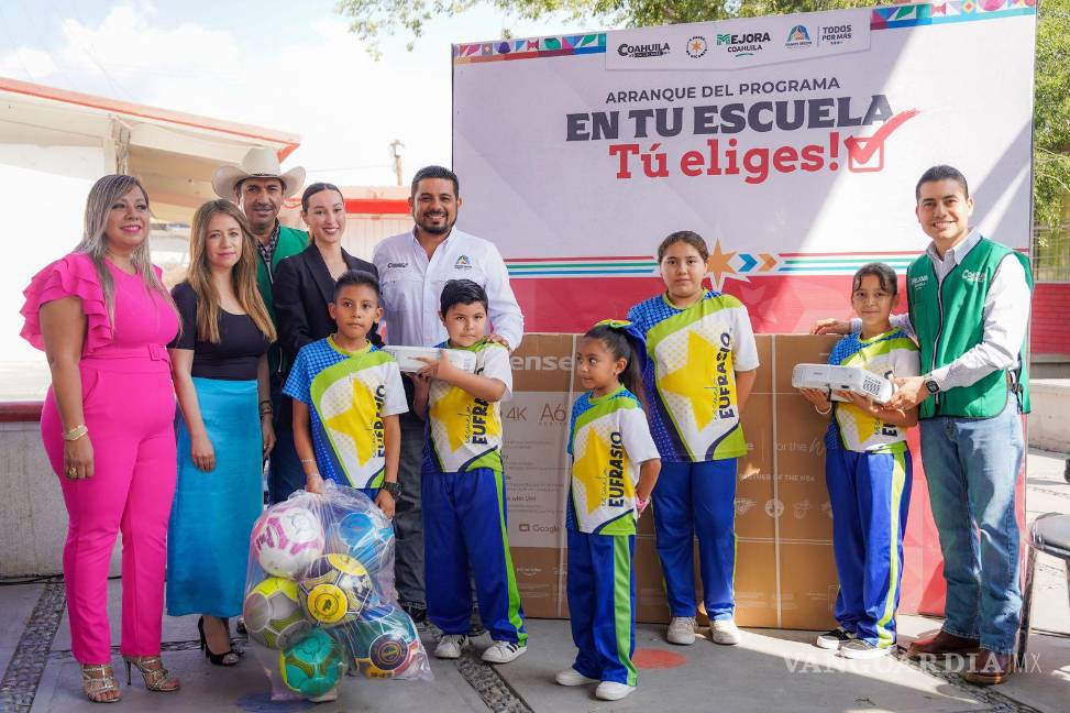 $!Autoridades municipales y estatales encabezaron la entrega de apoyos como parte del programa “En tu escuela, tú eliges”.