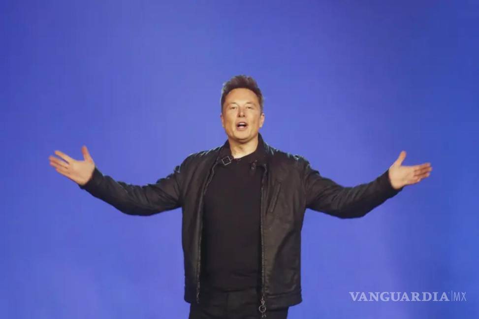 $!El CEO de Tesla, Elon Musk, presenta el Cybertruck en el estudio de diseño de Tesla el jueves 21 de noviembre de 2019, en Hawthorne, California.