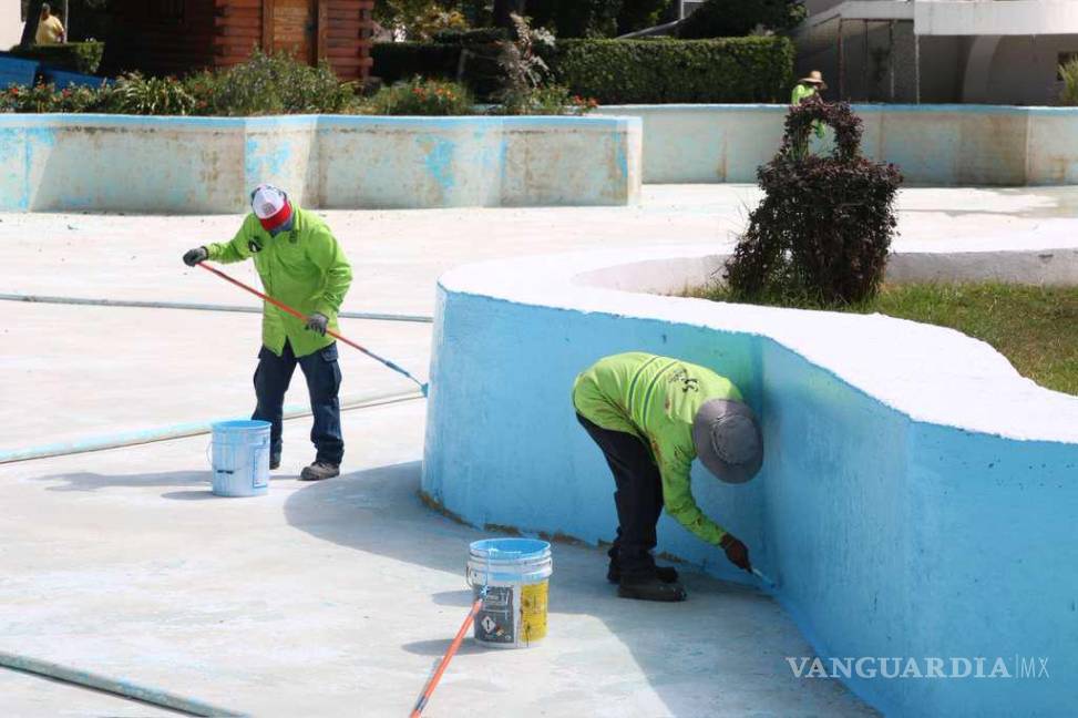 $!Brigadas del programa “Aquí Andamos” realizan limpieza profunda y mantenimiento en el lago de la Alameda Zaragoza, reforzando espacios culturales y recreativos en Saltillo.