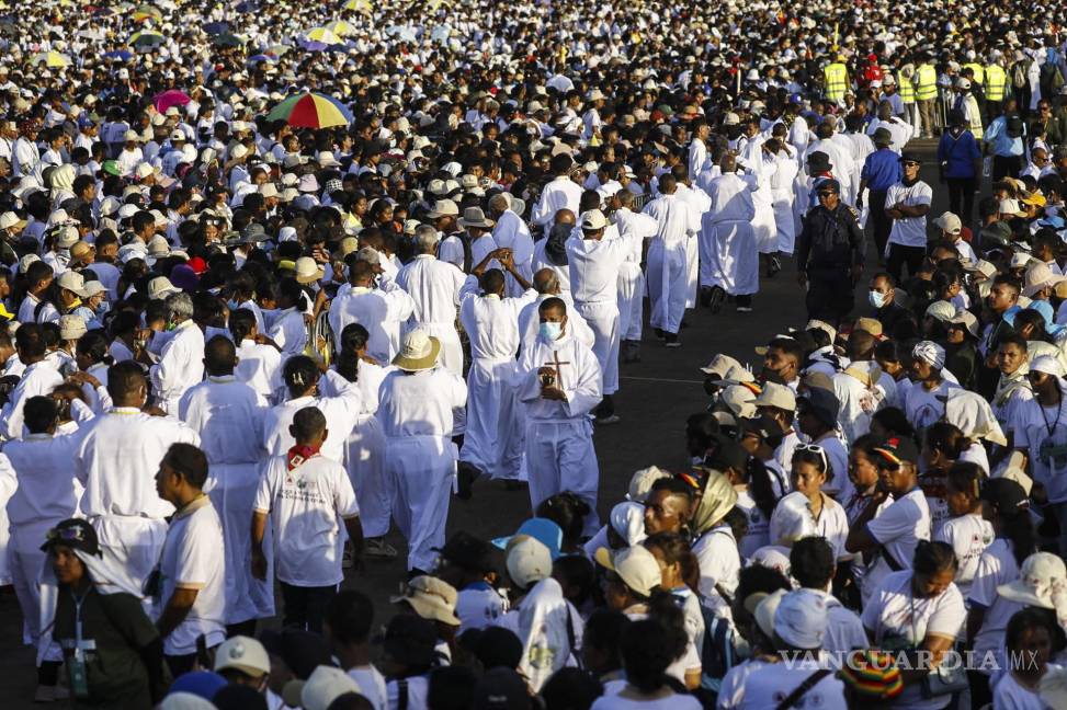 $!Los fieles asisten a una misa celebrada por el Papa Francisco en la Explanada de Taci Tolu en Dili, Timor Oriental, también conocido como Timor Leste.