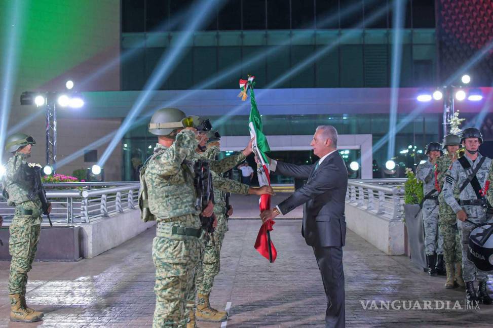 $!El alcalde Román Alberto Cepeda González hIzo entrega del lábaro patrio a la Escolta Militar del 33 Batallón de Infantería.