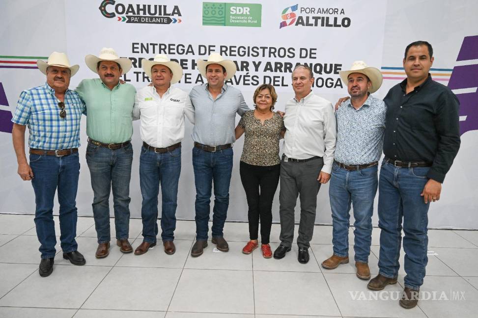 $!Autoridades municipales y estatales, junto a productores, en la ceremonia que marca el arranque formal del trámite a través del Sistema de Movilización de Ganado (Simoga).