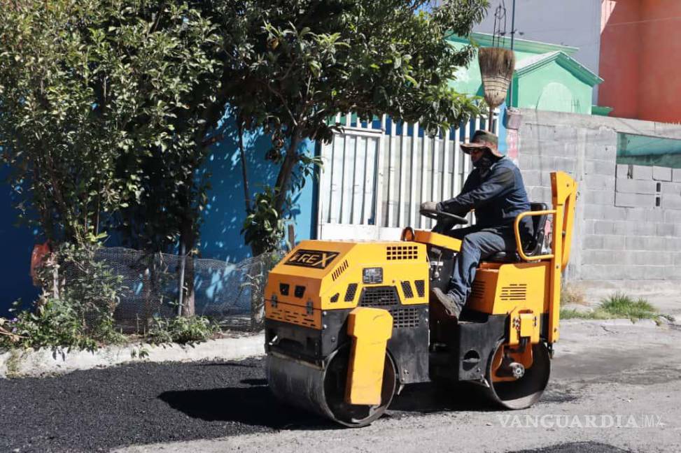 $!Las labores de mantenimiento vial se extendieron también al fraccionamiento Nuevo Teresitas, donde se repararon tramos afectados de las calles Rayados y Comanches.