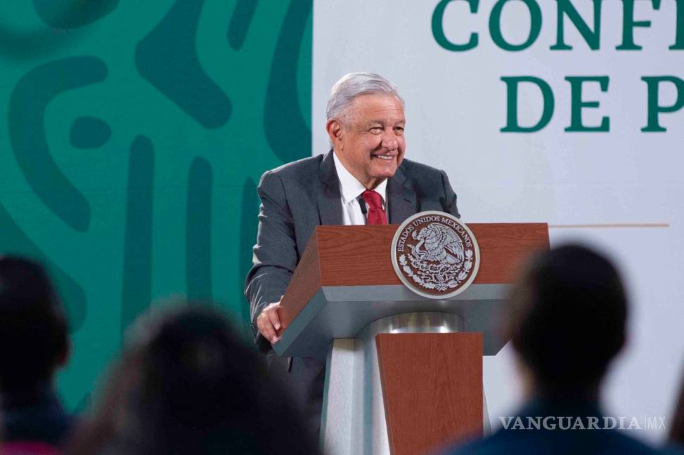 AMLO criticaba que remesas fueran la primera fuente de ingresos en México; hoy lo presume